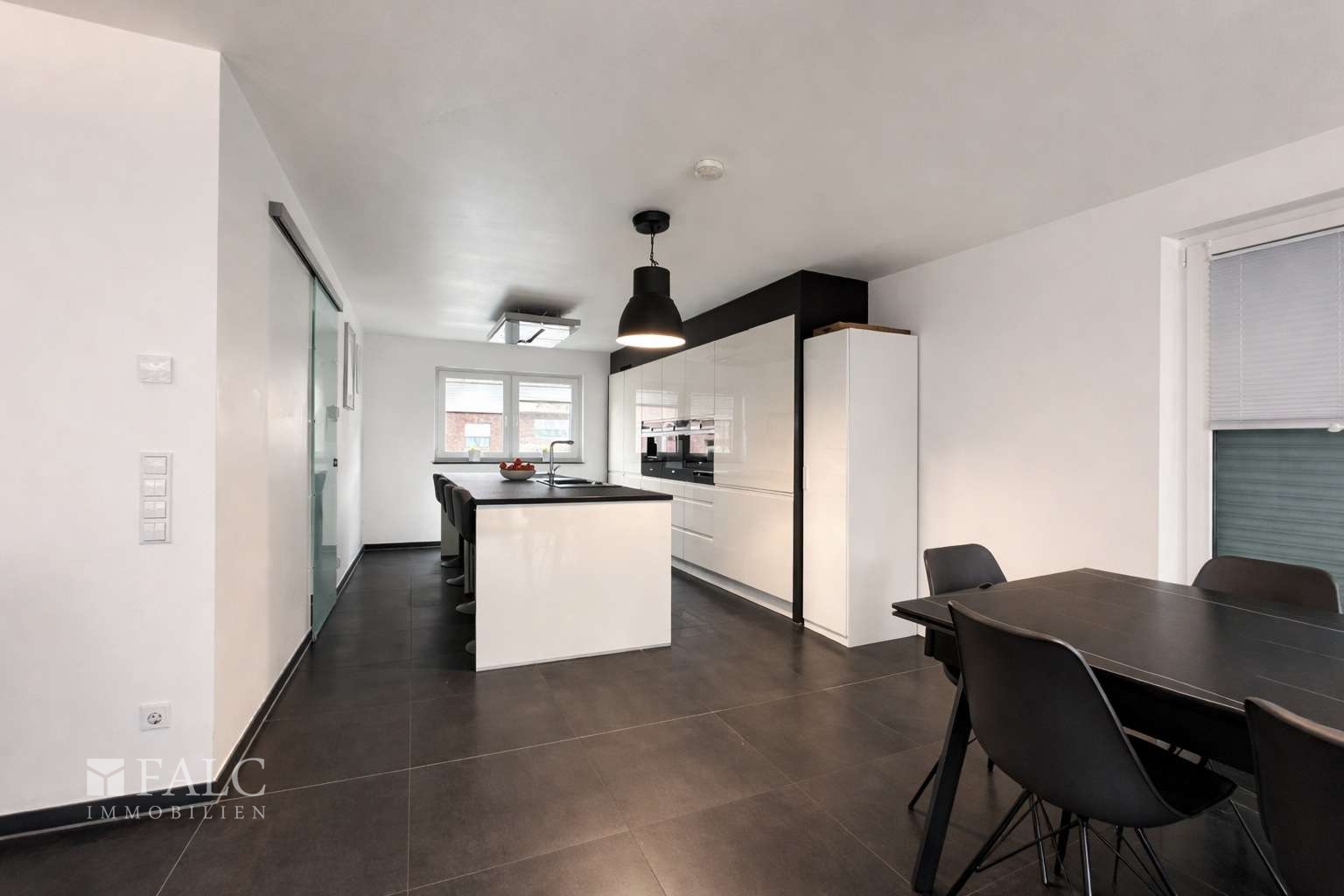 Moderne Küche mit offenem Essbereich